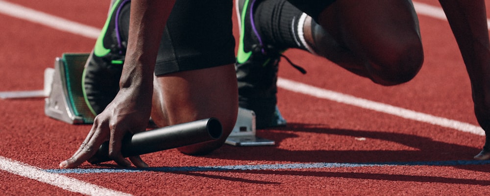 显示各类体育赛事数据图表的电脑屏幕，包含排名和分数